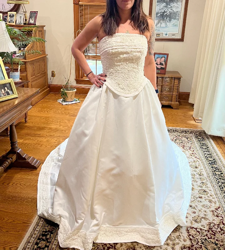 Special Discounts Inside!Alfred Angelo Vintage Strapless A-Line 1104