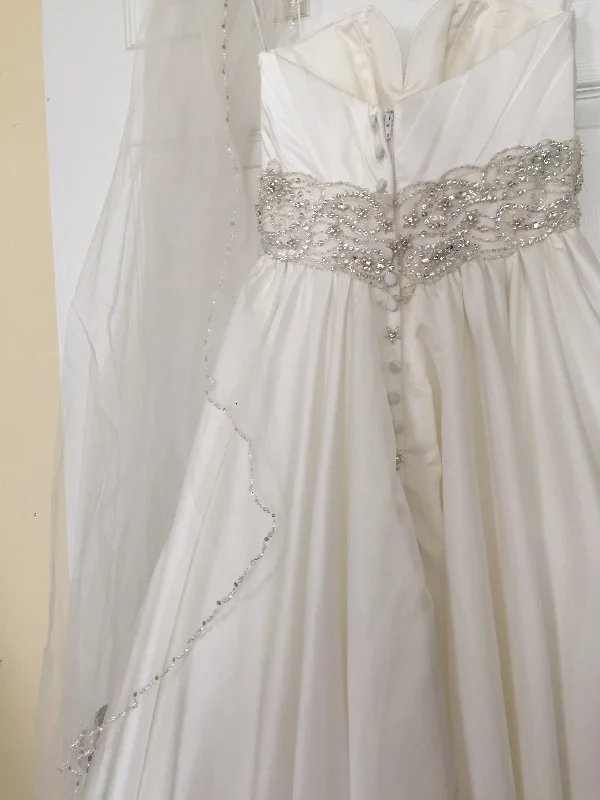 Act Fast – Limited Time Savings!Allure Bridals 2510