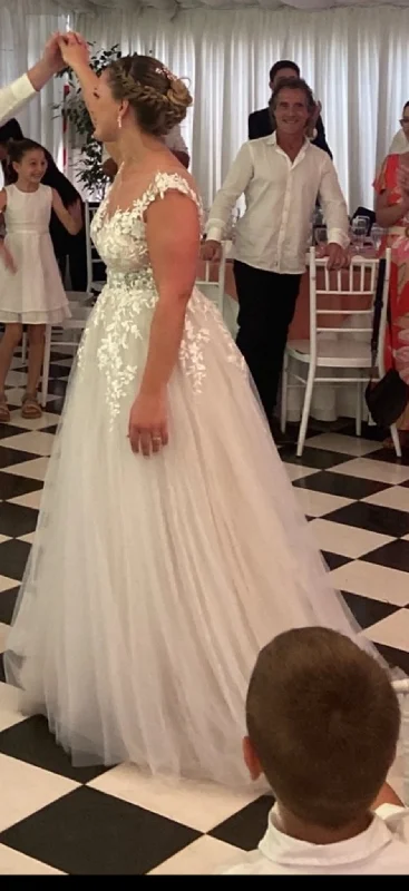 The Best Deals Won’t Wait!Other Sleeveless Ball Gown Wedding Dress